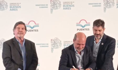 Ricardo Moccero firmó convenio con la UNLZ para la apertura del 1° año de la Tecnicatura en Programador el 2025.